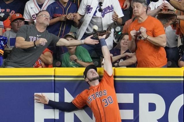 Astros slug their way to the top of the AL West with 16 homers in