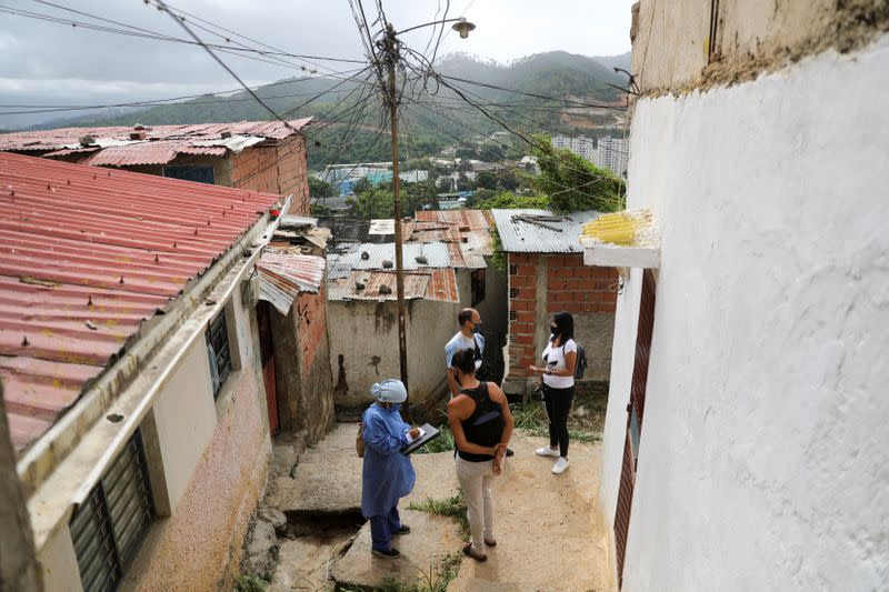 Foto del martes de médicos recorriendo la barriada de Las Mayas, en Caracas, en medio de la pandemia de coronavirus