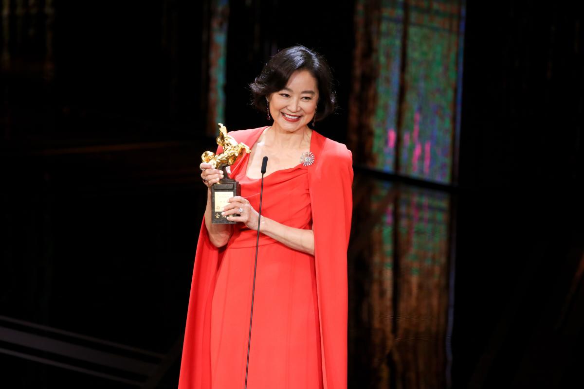 [Golden Horse 60]Ang Lee est tellement timide !Brigitte Lin a donné son premier baiser au film et a remporté le Lifetime Achievement Award pour exprimer son amour pour son mari.