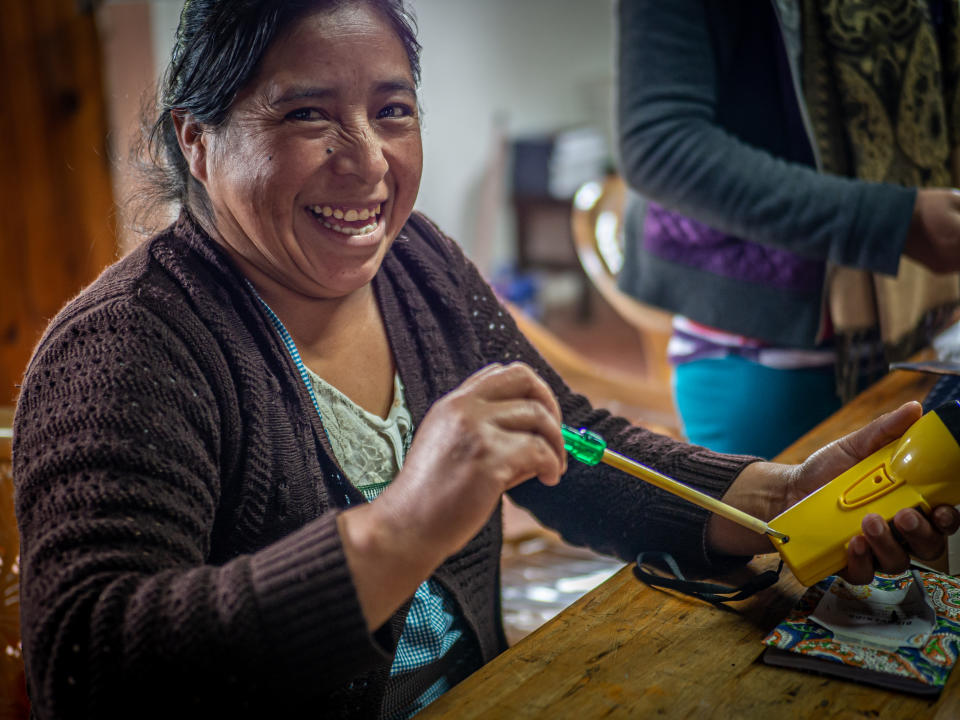 Rosenda Francisca García López ensambla su linterna durante el programa de ingeniería solar del Barefoot College en Guatemala. (Foto de Cassie Piccolo/ Barefoot College))
