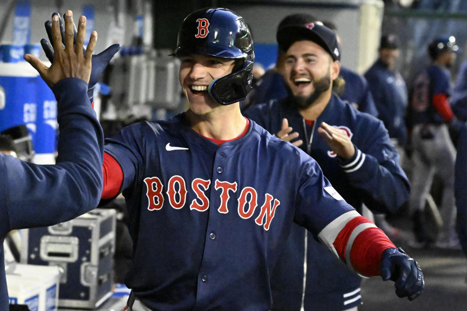 Tyler O'Neill, de los Medias Rojas de Boston, celebra en la cueva luego de conectar un jonrón solitario en el segundo inning del duelo ante los Angelinos de Los Ángeles, el viernes 5 de abril de 2024 (AP Foto/Alex Gallardo)