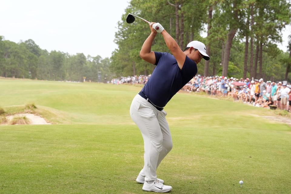 Tom Kim juega su tiro desde el segundo tee de salida durante la ronda final del US Open 2024. (Katie Goodale-USA TODAY Sports)