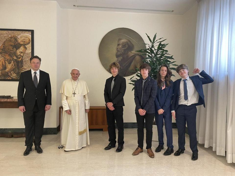 馬斯克（左）和4個兒子（右）教宗方濟各（左2）會面。（翻攝Elon Musk推特）