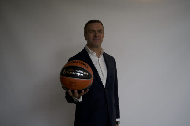 A la veille de lancer, Skweek, la nouvelle plateforme OTT dédiée au basket en France, Oleg Petrov est dans les starting blocks.