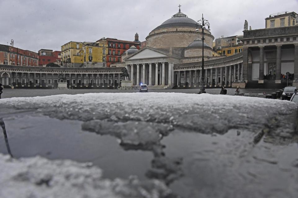 NAP05. NÁPOLES (ITALIA), 26/02/2018.- El capó de un coche nevado frente a la basílica de San Francisco de Paula en Nápoles, Italia, hoy, 26 de febrero de 2018. Una intensa nevada cae desde esta madrugada en Roma y ya se han acumulado varios centímetros lo que está provocando problemas en la circulación, mientras que los colegios permanecen cerrados debido a la llegada de una ola de frío siberiano. La ola de frío siberiano, que han llamado Burian, llegó ayer a Italia provocando copiosas nevadas en el norte y un frío intenso que ha llegado hasta los 20 grados bajo cero en algunas localidades y hoy alcanzó el centro del país y Roma, donde no nevaba con tanta intensidad desde 2012. EFE/ Ciro Fusco