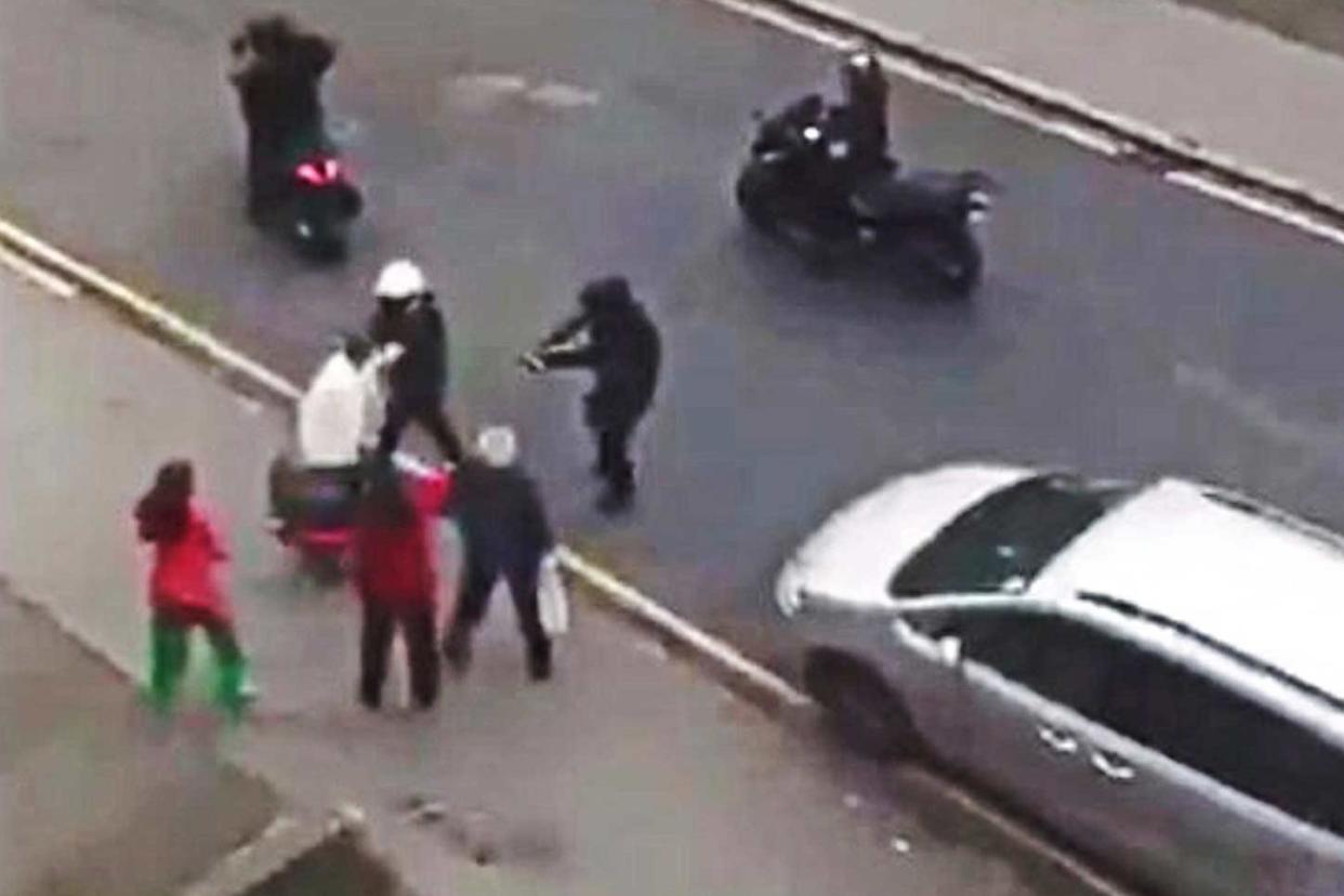 Brave: the man defends his family from moped gang with the empty suitcase