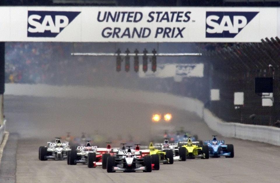 Formula One drivers make their way down the track at the start of the US Grand Prix track 24 September, 2000, at the Indianapolis Motor Speedway.  AFP PHOTO Don EMMERT (Photo by Don EMMERT / AFP)  (Photo credit should read DON EMMERT/AFP via Getty Images)