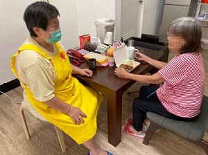 王大姐陪同服務個案用餐。   圖：新北市就服處提供