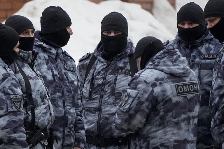 Agentes antidisturbios resguardan el área cerca de la Iglesia de la Icono de la Madre de Dios Consoladora de Mis Penas en Moscú, Rusia, el viernes 1 de marzo de 2024. 