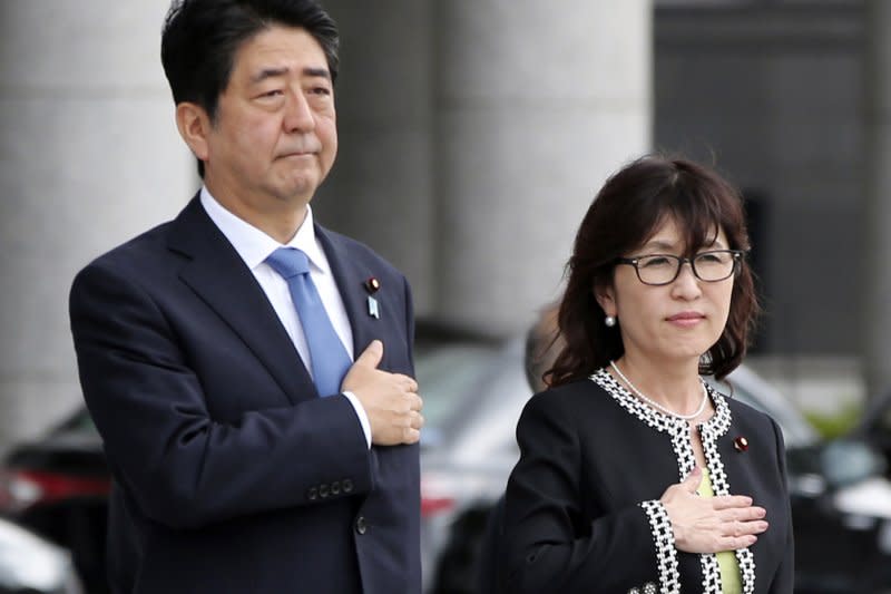 日本首相安倍晉三與防衛大臣稻田朋美。（美聯社）