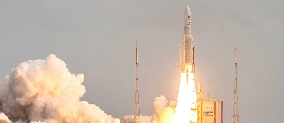 Le dernier vol d'Ariane 5, dont le décollage était programmé ce vendredi soir depuis Kourou, en Guyane française, a été reporté en raison d'une anomalie (image d'illustration).  - Credit:JODY AMIET / AFP