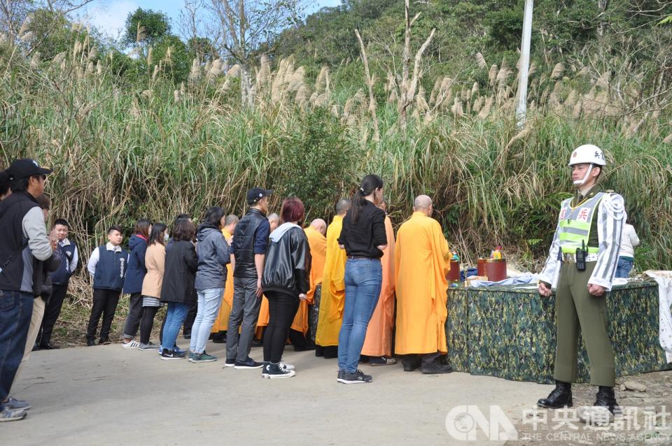 國軍黑鷹直升機失事，造成參謀總長沈一鳴等8名軍士官罹難，除罹難參謀少校黃聖航家屬外，其餘7名罹難者家屬4日前往宜蘭礁溪櫻花陵園招魂，場面哀戚。(中央社) 