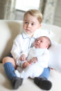 <p>Quelques semaines après sa naissance, on découvre le prince George dans son nouveau rôle de grand frère.</p><br>