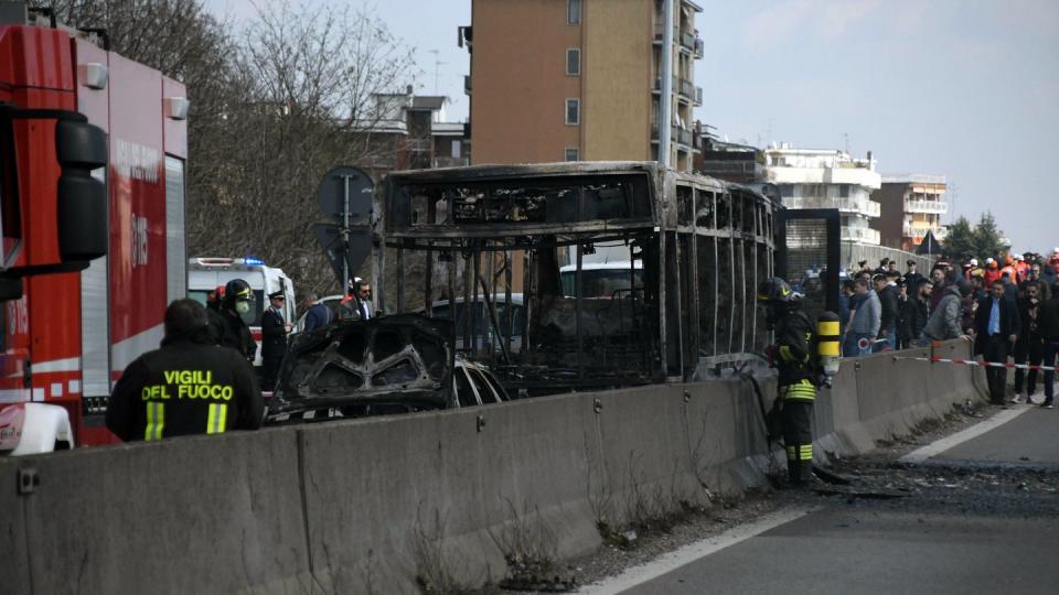 Der Mann hatte den Bus voller Schulkinder in seine Gewalt gebracht und dann in Brand gesetzt. Foto: Daniele Bennati/ANSA/AP