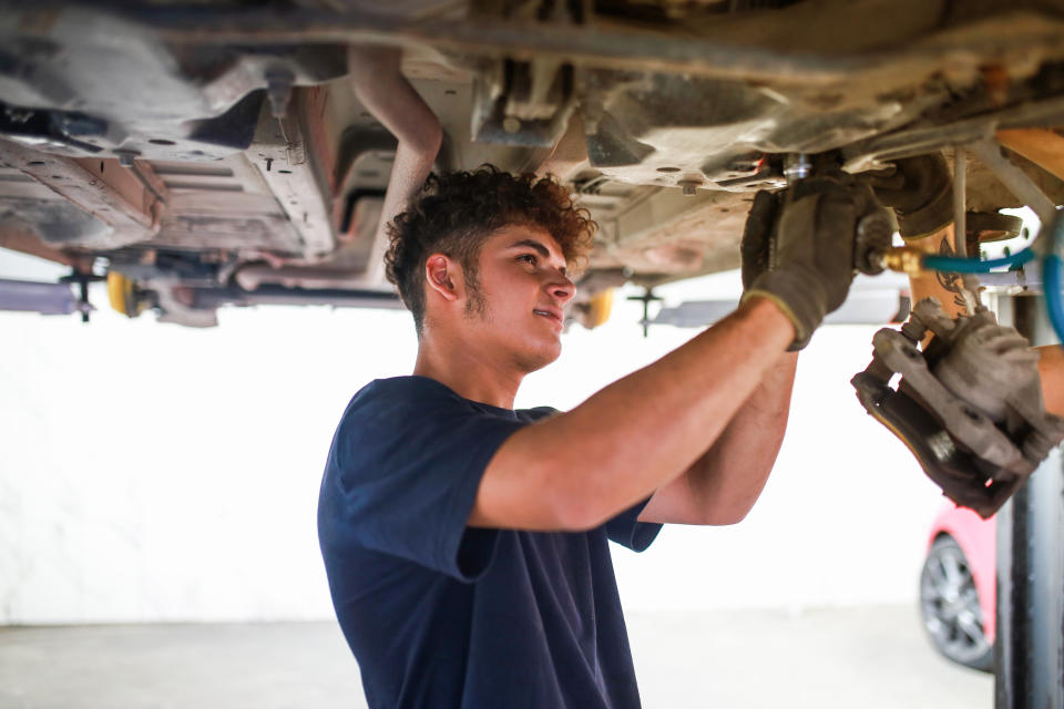 Muchos propietarios de talleres de reparación dicen que no pueden encontrar suficientes empleados a pesar de pagar salarios de seis cifras. Foto: Getty Images