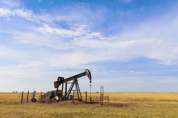 An oil pump out in a field.