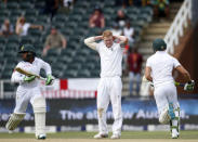 England's Ben Stokes (C) reacts as South Africa's Temba Bavuma (L) and Faf du Plessis make a run during the third cricket test match in Johannesburg, South Africa, January 14, 2016. REUTERS/Siphiwe Sibeko