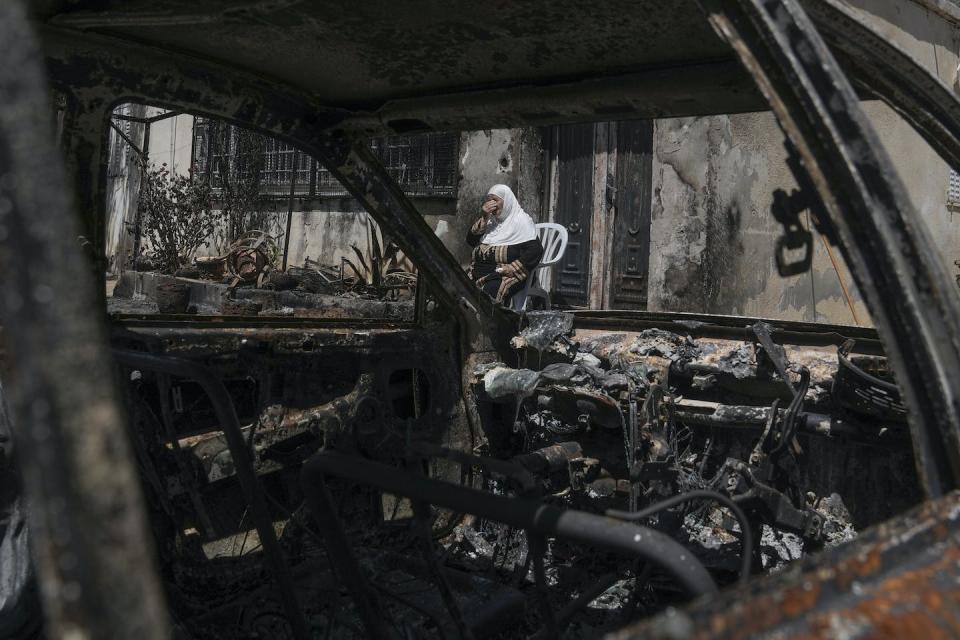 Une femme palestinienne est assise devant sa maison incendiée par des colons juifs après que quatre Israéliens ont été tués par des Palestiniens armés, en Cisjordanie le 24 juin 2023. <a href="https://newsroom.ap.org/detail/IsraelPalestinians/086f238bacc34600b0c07f0697ff4e99/photo?Query=israel%20settlers&mediaType=photo&sortBy=arrivaldatetime:desc&dateRange=Anytime&totalCount=2306&currentItemNo=15" rel="nofollow noopener" target="_blank" data-ylk="slk:AP Photo/Mahmoud Illean;elm:context_link;itc:0;sec:content-canvas" class="link ">AP Photo/Mahmoud Illean</a>