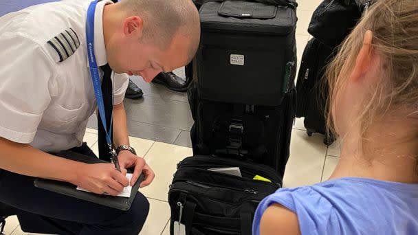 PHOTO: An airline captain stepped in to write a note to the tooth fairy for a young passenger named Lena when she lost a tooth during a recent flight. (Courtesy Lauren Larmon)