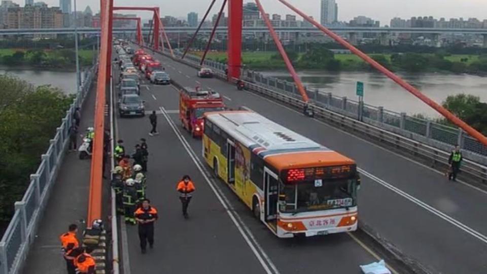 光復橋板橋往台北汽車道雙向封閉。（圖／翻攝自即時影像）