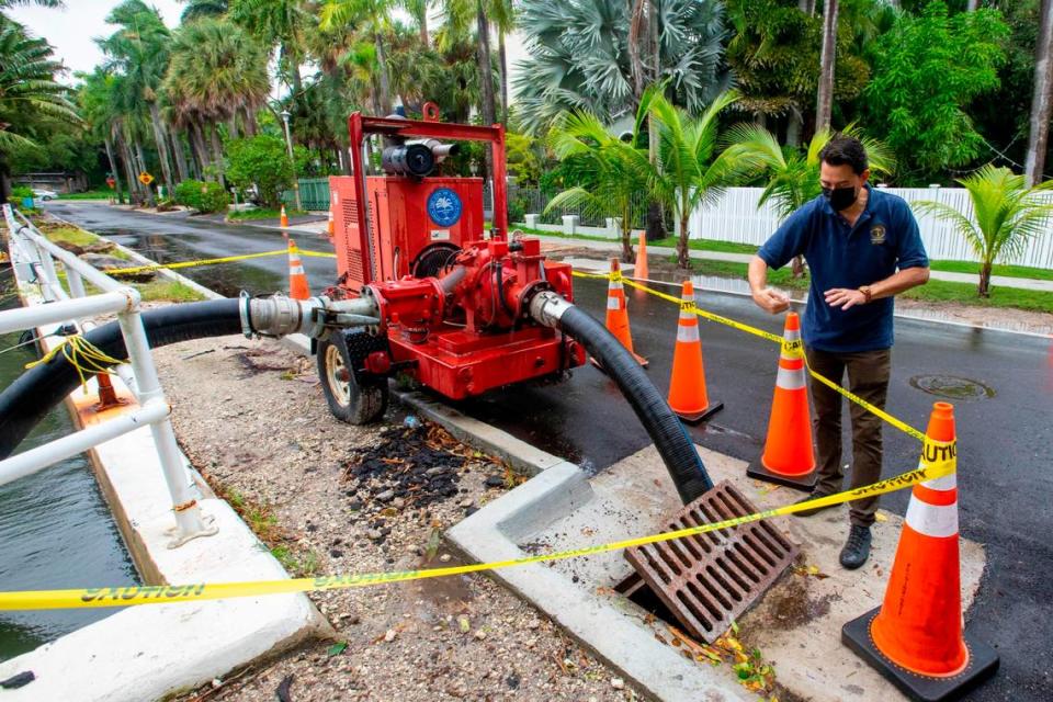 El ex comisionado de la ciudad de Miami Ken Russell explica cómo las válvulas de marea unidireccionales y las bombas temporales recién instaladas ayudarán a reducir el riesgo de inundaciones antes de que se acerque la tormenta tropical Eta en 2020.