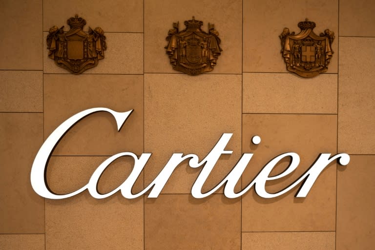 Cartier se negó a reconocer la compra de pendientes a USD 28 y ofreció al cliente, además del reembolso, una botella de champán y una funda para pasaporte como compensación, según un oficio de la empresa difundido por el demandante (Charly TRIBALLEAU)