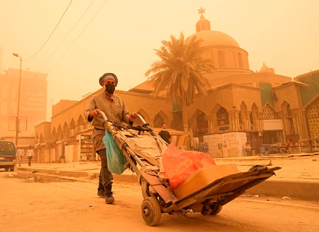 IRAK-TORMENTAS DE ARENA (AP)