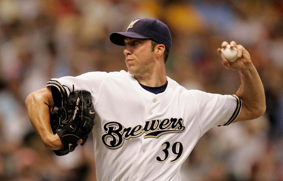 Chris Capuano, que se muestra aquí en 2007, ganó 18 juegos para los Cerveceros en 2005.