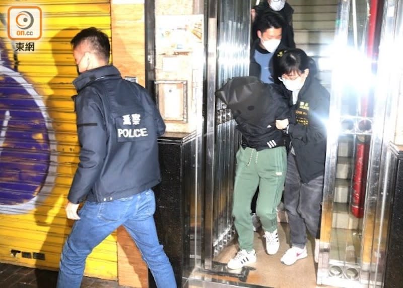 被捕女子押返灣仔搜屋後帶署。(余宏基攝)
