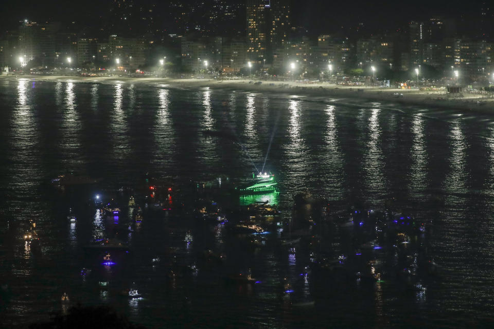 Botes frente a la playa de Copacabana esperan el comienzo del último concierto de la gira Celebration de Madonna en la playa de Copacabana en Río de Janeiro, Brasil, el sábado 4 de mayo de 2024. (Foto AP/Bruna Prado)
