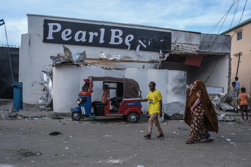 伊斯蘭主義好戰分子青年黨7名攻擊者，9日晚間闖入索馬利亞首都的珍珠海灘酒店（Pearl Beach hotel）發動襲擊，與安全部隊激烈駁火，波及平民，共造成16死10傷。（法新社）