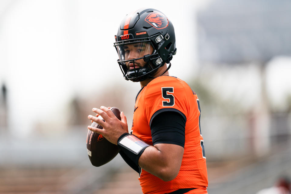 CORVALLIS, OR – 22 APRIL: Quarterback Oregon State Beavers DJ Uiagalelei No. 5 melakukan pemanasan sebelum pertandingan sepak bola musim semi Oregon State di Reser Stadium pada 22 April 2023 di Corvallis, Oregon.  (Foto oleh Ali Gradischer/Getty Images)