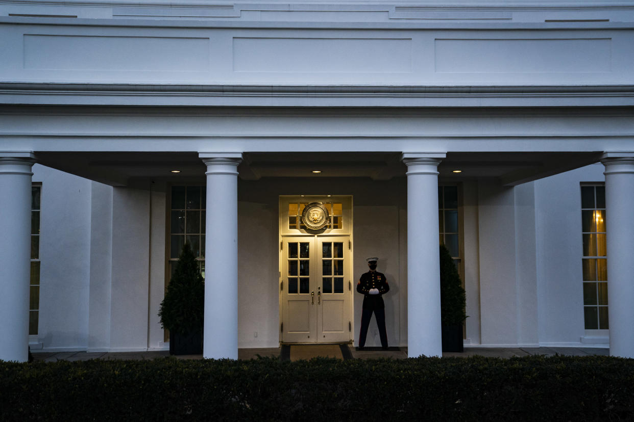 Ein Marine steht am letzten Abend von Trumps Amtszeit am Eingang des West Wings Wache - das Signal, dass sich der Präsident im Oval Office aufhält (Bild: Jabin Botsford/The Washington Post via Getty Images)