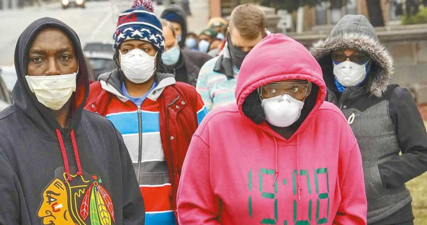 美國因新冠死亡人數突破50萬大關，白宮防疫專家佛奇警告，2022年美國人可能還是要戴口罩防疫。（美聯社）