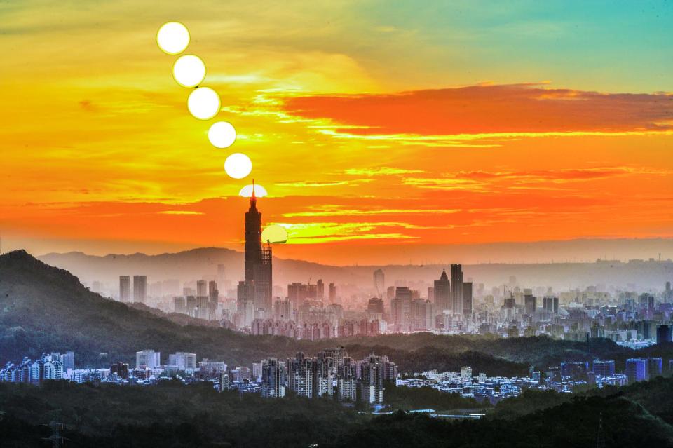 <p>Many visitors also opt to place their cameras on the bend of the road in front of the temple to not only snap a pic of the iconic sunset atop of Taipei 101 (Courtesy of Huang,Hsiu-Shan)</p>
