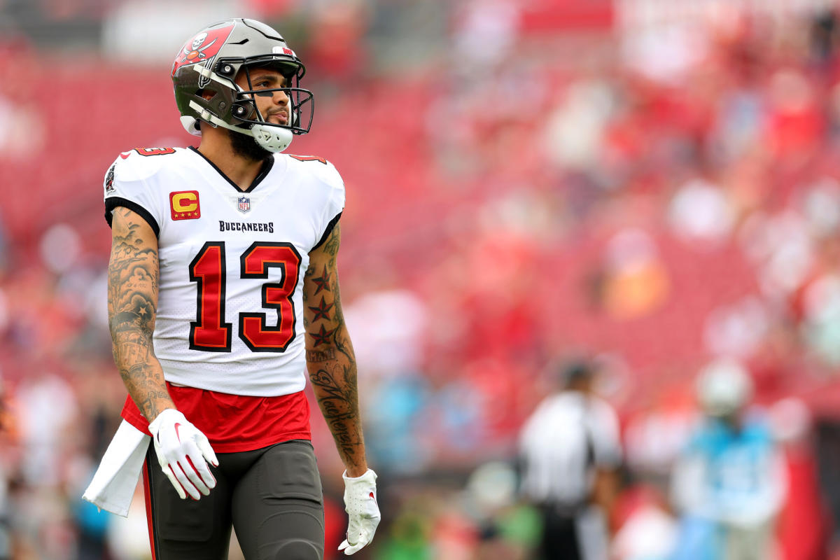 Tampa Bay Buccaneers quarterback Tom Brady pump-fakes, slings an 11-yard  rope to Buccaneers wide receiver Mike Evans