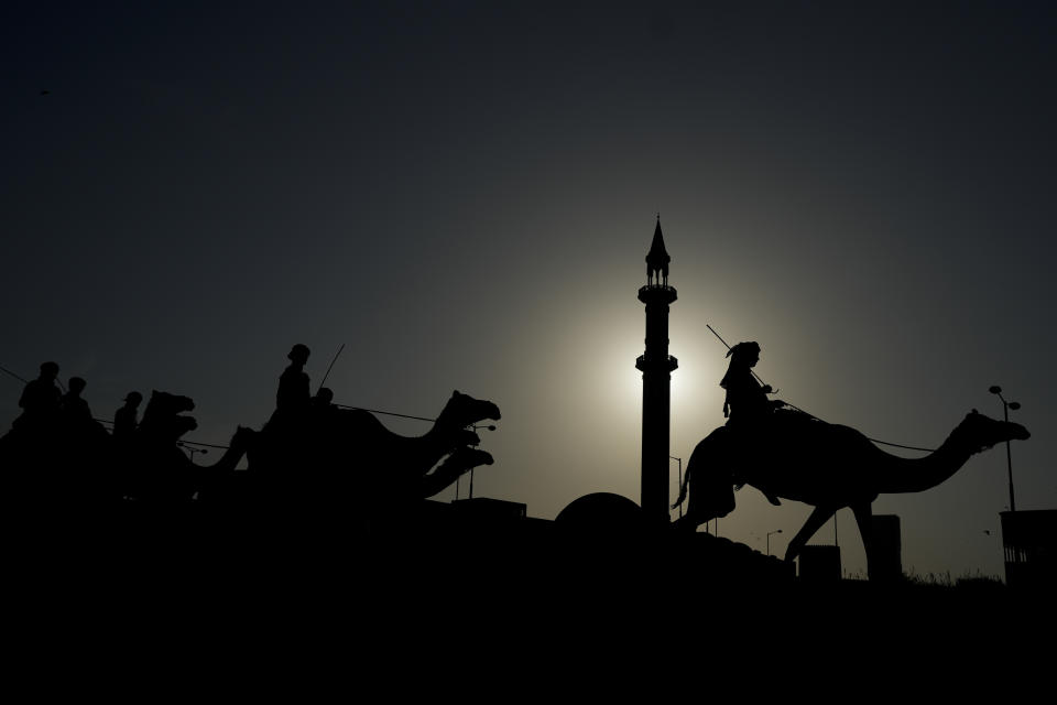 Guardias del Amiri Diwan, la oficina del emir de Qatar, montan sus camellos el domingo 27 de noviembre de 2022, en Doha (AP Foto/Natacha Pisarenko)