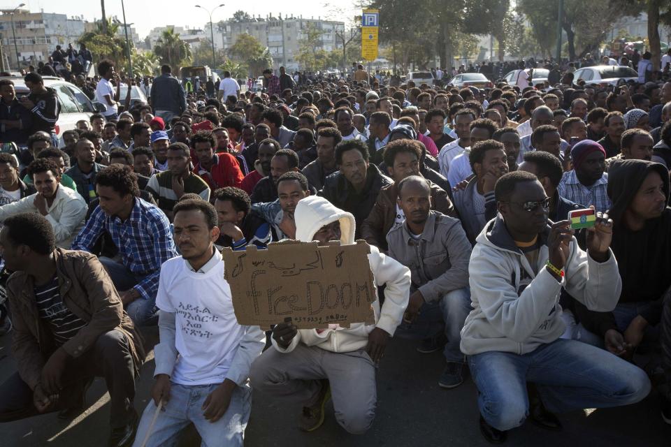 African migrants attend a protest in Tel Aviv January 6, 2014. Several thousand African migrants protested outside Western embassies in Tel Aviv on Monday, demanding freedom for compatriots jailed by Israel in a desert facility under a new open-ended detention law. REUTERS/Baz Ratner(ISRAEL - Tags: POLITICS SOCIETY IMMIGRATION CIVIL UNREST)