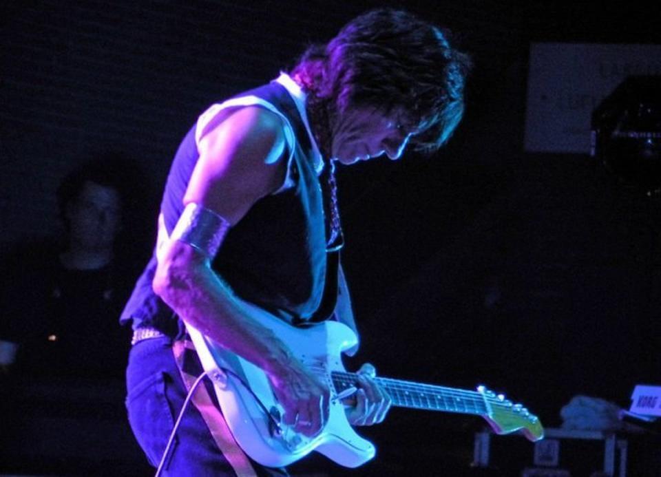 Jeff Beck en un concierto. <a href="https://commons.wikimedia.org/wiki/File:Jeff_Beck_(56341210).jpeg" rel="nofollow noopener" target="_blank" data-ylk="slk:Wikimedia Commons / Marco Rosanova;elm:context_link;itc:0;sec:content-canvas" class="link ">Wikimedia Commons / Marco Rosanova</a>, <a href="http://creativecommons.org/licenses/by/4.0/" rel="nofollow noopener" target="_blank" data-ylk="slk:CC BY;elm:context_link;itc:0;sec:content-canvas" class="link ">CC BY</a>