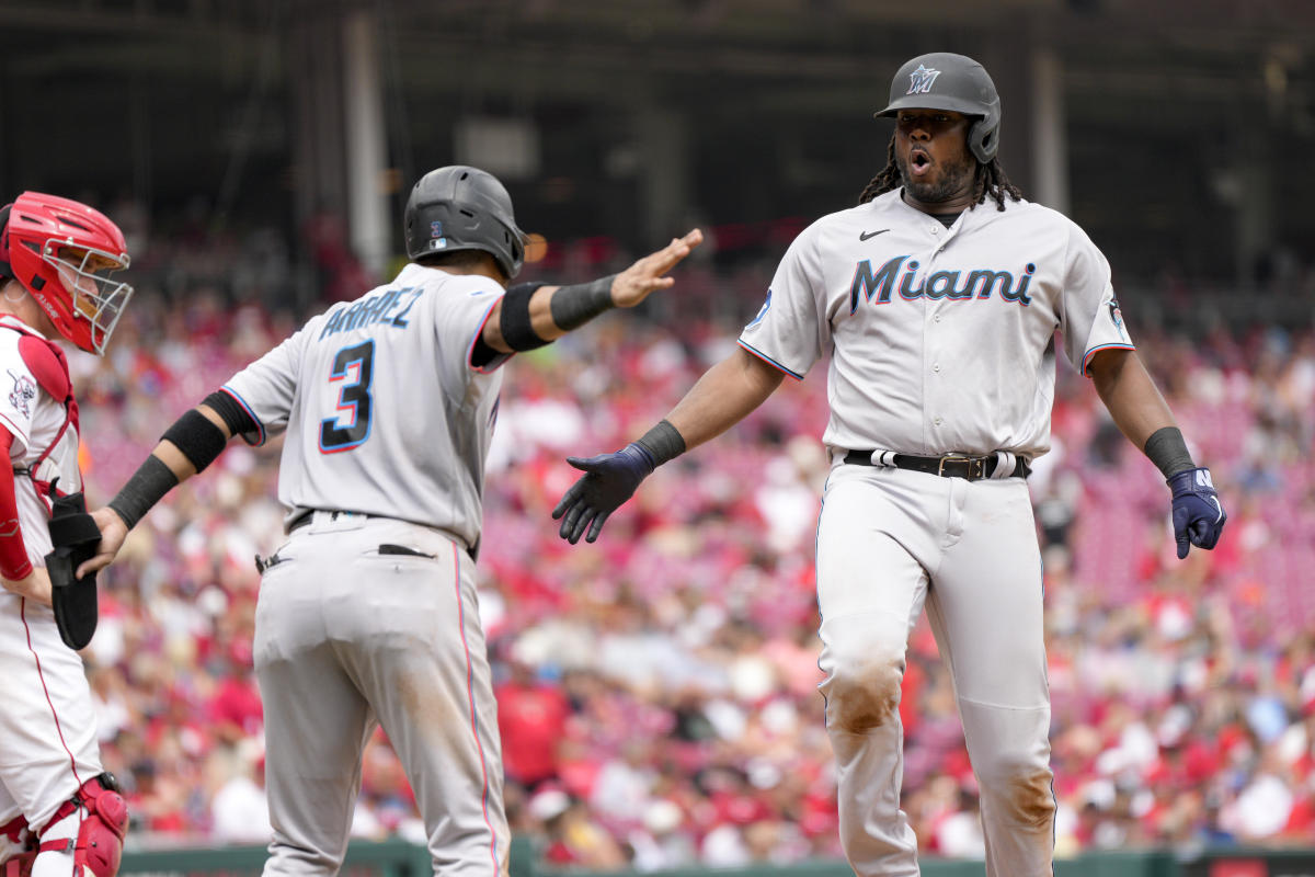 Photos: Cincinnati Reds Lose in Tense Game Against the Pittsburgh