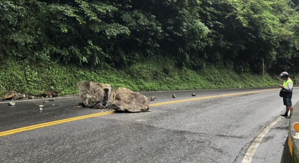 蘇花公路連日雨勢 掉落2顆巨石高1.3公尺