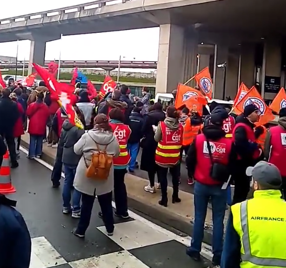 Quelques dizaines de militants CGT empêchent les véhicules d’accéder au terminal 1 de l’aéroport Roissy Charles de Gaulles ce jeudi 23 mars. 