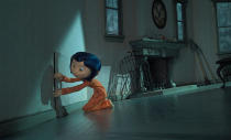 <p>Wenn es um die Darstellung des Abgründigen und Morbiden geht, neigen Animationsschmieden gerne zur Stop-Motion-Technik. So auch im Fall von “Coraline”. Der an Lewis Carolls “Alice im Wunderland” angelehnte Puppentrickfilm handelt von einem kleinen Mädche, das mit seinen Eltern in ein ödes Haus am Land zieht. Coraline ist unglücklich über ihr neues Zuhause - bis sie über eine Geheimtür in eine neue, faszinierende Welt eindringt. Hier ist alles so, wie es sein soll, hier lauern aber auch dunkle Mächte.</p><p>(Bild: (Universal Pictures)</p>