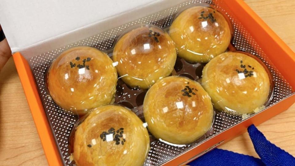 中秋節民眾愛吃蛋黃酥、月餅。（圖／TVBS）