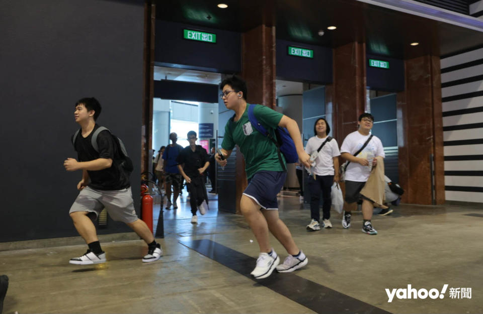 一連五日的香港動漫電玩節今早開鑼，吸引 500 個電玩迷排隊等候，甫開門即鬥快衝入會場。