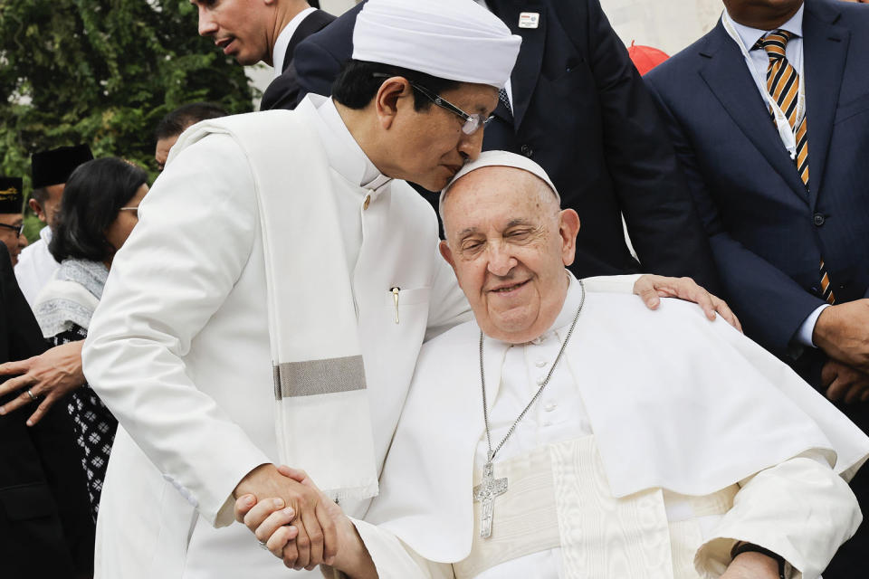 Pope Francis in Indonesia (Yasuyoshi Chiba / AP)