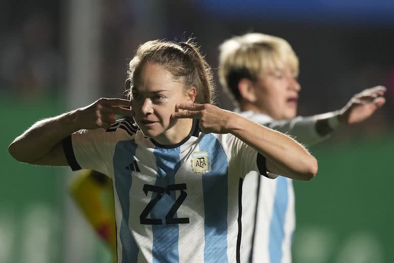 Estefania Banini, una de las jugadoras representativas de la selección femenina de fútbol. (AP Photo/Natacha Pisarenko)