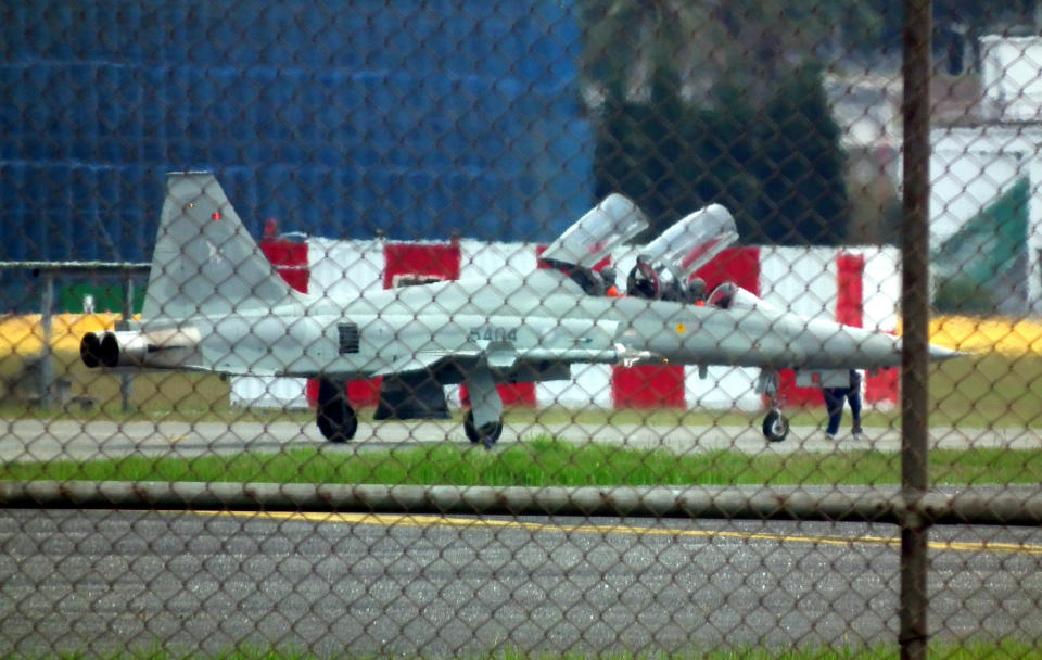 空軍台東志航基地2架F-5E戰機3月22日發生擦撞墜海，導致飛官1殉職1失蹤。空軍下令各機種停飛天安特檢，6日上午F-5F雙人座戰機恢復飛行訓練。（中央社／民眾提供）