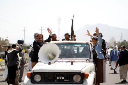 Armed men loyal to the Houthi movement ride on a vehicle during a protest against the Saudi-backed exiled government deciding to cut off the Yemeni central bank from the outside world, in the capital Sanaa, Yemen August 25, 2016. REUTERS/Mohamed al-Sayaghi