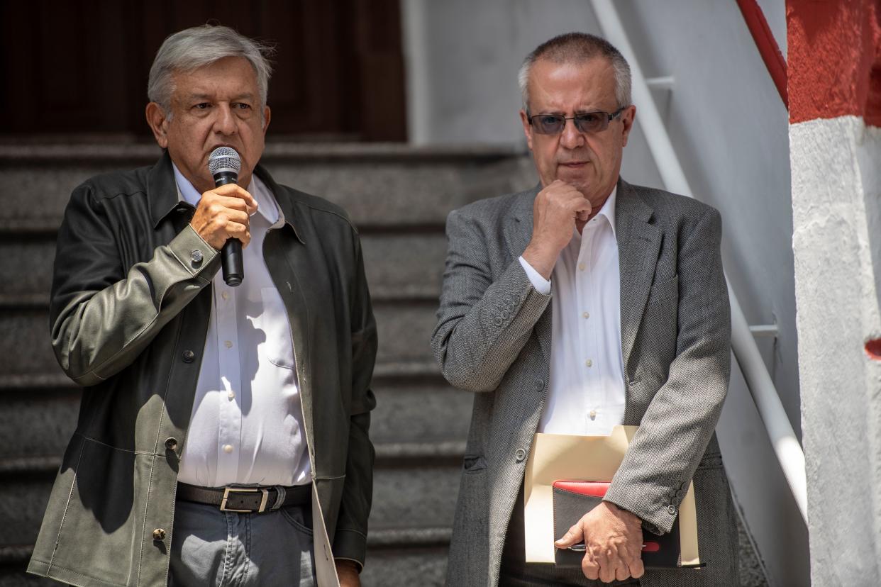 Carlos Urzúa y AMLO en una conferencia de prensa de julio de 2018. (PEDRO PARDO/AFP via Getty Images)